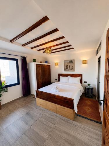 a bedroom with a large bed in a room at La terasse vue sur mer uniquement les familles in Oualidia
