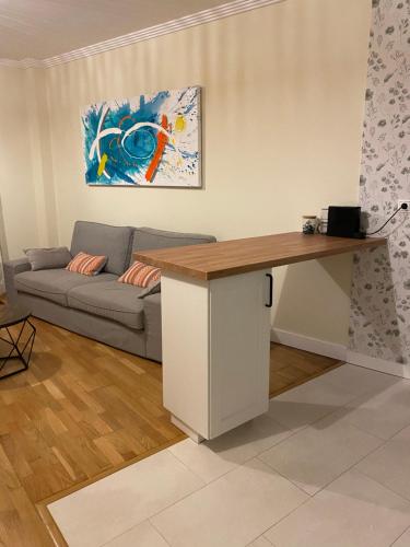 a desk in a living room with a couch at Piso acogedor Rías Baixas in Meaño
