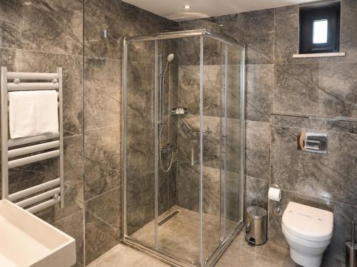 a bathroom with a shower with a toilet and a sink at Yeşilyurt Park Otel in Çorlu