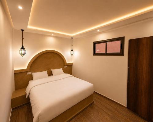 a bedroom with a large white bed in a room at Dar-Vida Guesthouse in Imsouane
