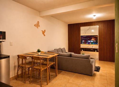 a living room with a couch and a table at Hospedaje Daki in Zacatlán