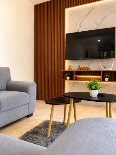 a living room with a couch and a table at Hospedaje Daki in Zacatlán