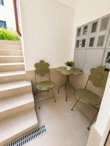 a room with two tables and two chairs and stairs at Apartmani Morѐll in Novalja