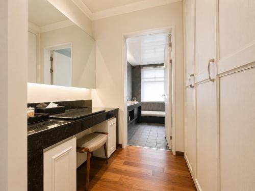a bathroom with a black counter and a sink at Seosansoo Golf & Resort in Seosan