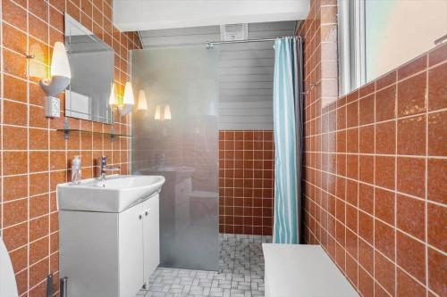 a bathroom with a sink and a shower at FY196-Brenderup-Fyn-Bakkevej-15 in Vedelshave
