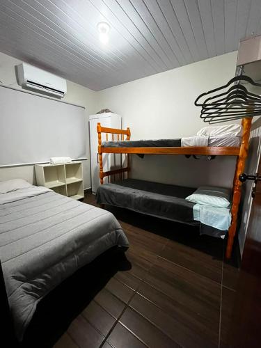 a bedroom with two bunk beds in a room at La casita in Foz do Iguaçu
