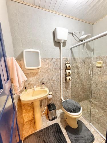 a bathroom with a shower and a toilet and a sink at Refúgio Boa Vista in Venda Nova do Imigrante