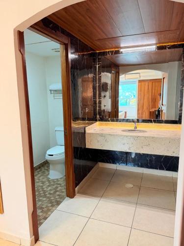ein Badezimmer mit Badewanne und Toilette in der Unterkunft Royal Express Chilpancingo in Chilpancingo de los Bravos