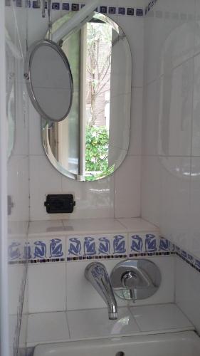 ボローニャにあるScaletta D'Oroのバスルーム(洗面台、鏡付)