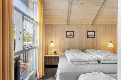 two beds in a small room with a window at FY141-Middelfart-Regulusvej-13 in Middelfart