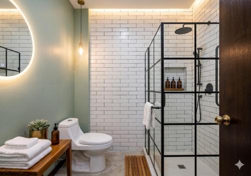 a bathroom with a toilet and a shower at Casa7Cielos in Monterrey