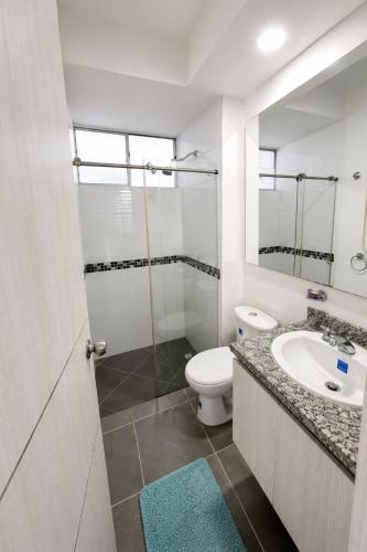 a bathroom with a toilet and a sink at Apto Isabelu Girardot in Girardot