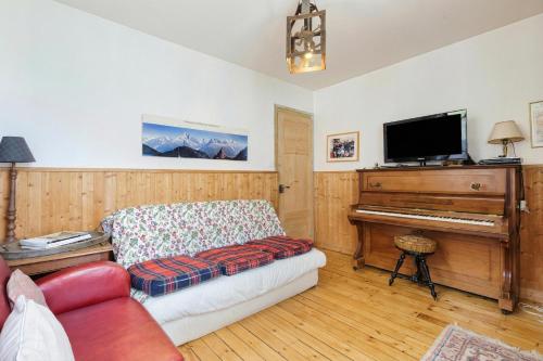 Grand Chalet des Moussoux 6BR: Terrace, Garden, Views, Sleeps 10 - Happy Rentals