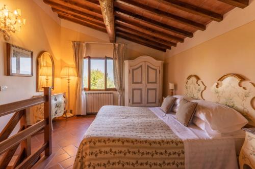 a bedroom with a large bed and a window at Agriturismo Vecchio Borgo Di Inalbi in Impruneta