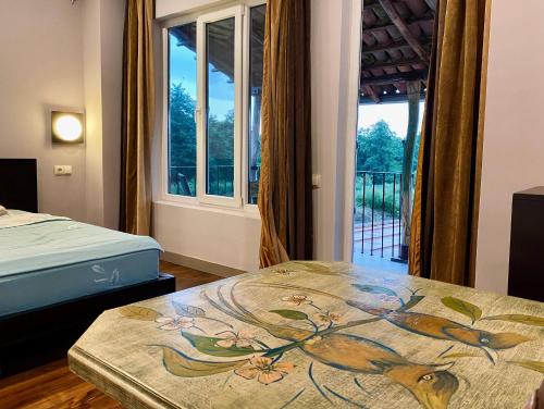 Guesthouse-villa Shekvetili AE في شيخفيتيلي: غرفة نوم بها سرير ونافذة مطلة على منظر