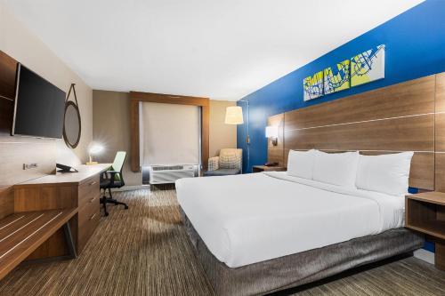 a large white bed in a hotel room at Comfort Inn & Suites Tyler North in Tyler