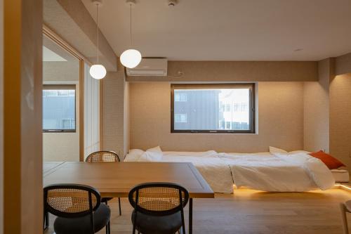 Tokyo Ayase Komorebi Inn Modern Group 2 Min - 42A Tsubaki