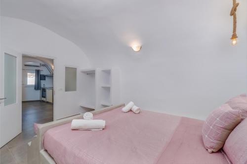 Fira-Cave-Sleeps 10-Parking-Pool-Breakfast