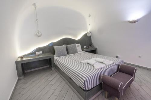 Fira-Cave-Sleeps 10-Parking-Pool-Breakfast