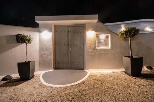 Fira-Cave-Sleeps 10-Parking-Pool-Breakfast