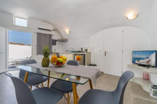 Fira-Cave-Sleeps 10-Parking-Pool-Breakfast