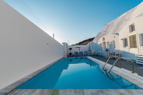 Fira-Cave-Sleeps 10-Parking-Pool-Breakfast