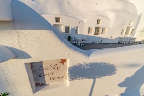Fira-Cave-Sleeps 10-Parking-Pool-Breakfast