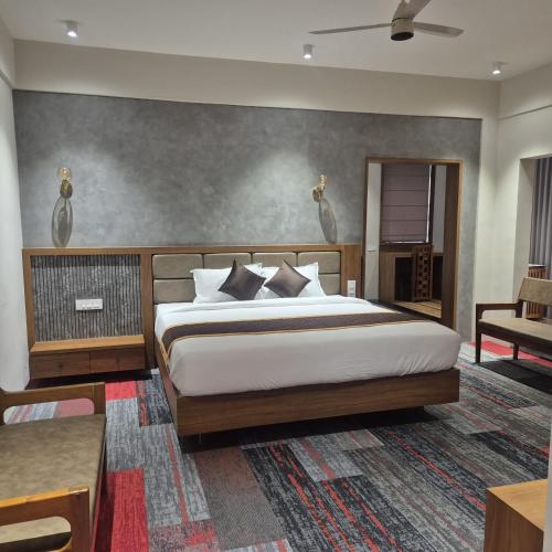 a bedroom with a king sized bed in a room at Windowind Resort in Koroth