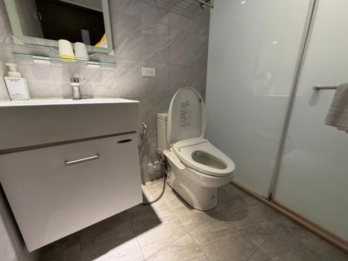 a bathroom with a toilet and a sink and a shower at RenShan Homestay in Taitung City