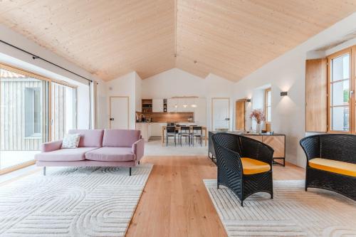 a living room with a purple couch and chairs at Grain d'Or - Proche Noirmoutier - Jardin in Bouin