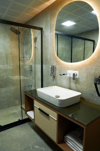 ein Badezimmer mit Waschbecken und Dusche in der Unterkunft Tetrainn Hotel in Ankara
