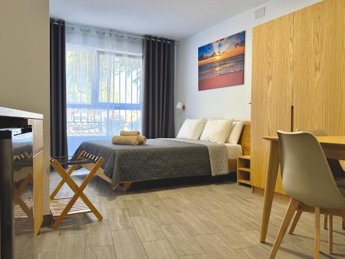 ein Schlafzimmer mit einem Bett, auf dem ein Teddybär liegt in der Unterkunft Sagra Hotel in Alicante
