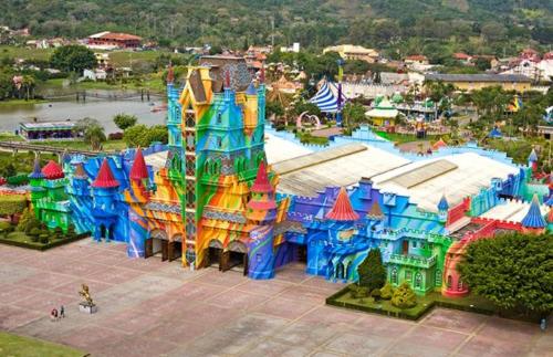 einen Vergnügungspark mit farbenfrohem Vergnügungspark in der Unterkunft Recanto da Dani in Penha