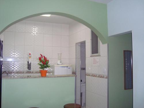una cocina con encimera y un arco en una habitación en Apartamento Masculino Compartilhado em Santa Teresa, en Río de Janeiro