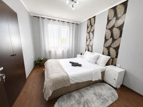 a bedroom with a large bed and a window at Casa Stefi in Copăceni
