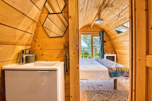 a bathroom with a sink and a bed in a cabin at Cabaña Massdepiedra in Sax