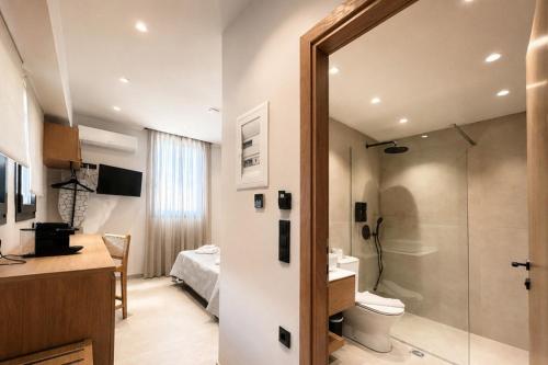 ein Badezimmer mit Bett, Dusche und Toilette in der Unterkunft Mageiras Boutique Hotel in Afytos