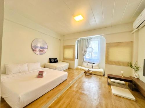 a hotel room with a bed and a window at Seoul House นครสวรรค์ in Sathani Pak Nam Pho