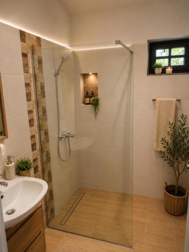 a bathroom with a shower and a sink at Gościniec u Bernackich in Smołdzino