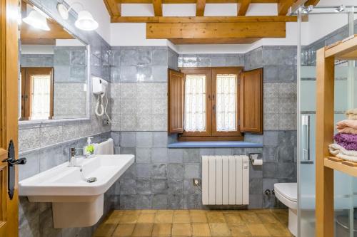 a bathroom with a sink and a toilet at La Cabaña de Manuela in Bustantegua