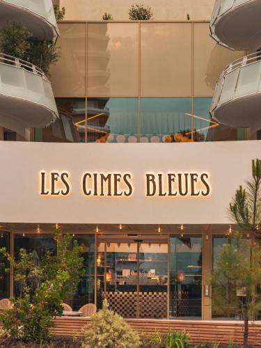 a building with a sign that reads las crimes blues at Les Cimes Bleues in La Baule
