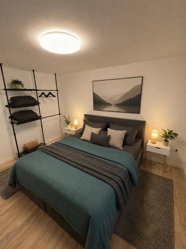 a bedroom with a large green bed with two lamps at FEWOHOME Lothe Schieder Schwalenberg Schiedersee in Schieder-Schwalenberg