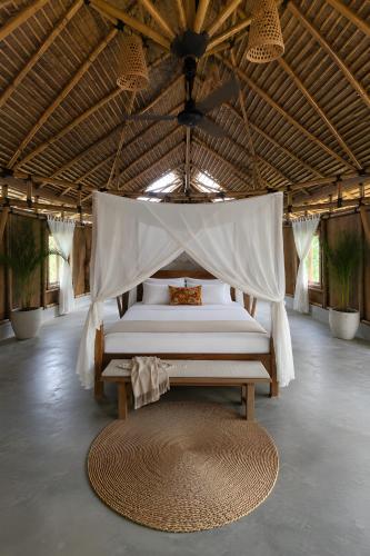 ein Schlafzimmer mit Bett in einem Zelt in der Unterkunft Mahati in Cijulang Nusawiru Airport