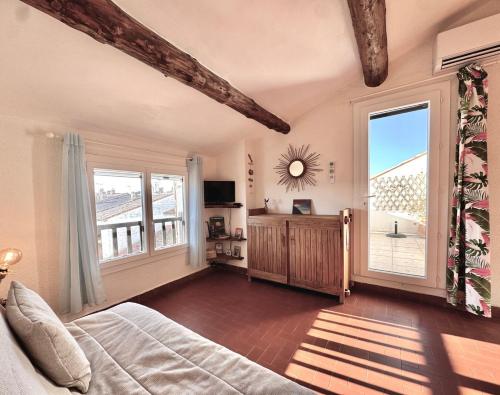 a bedroom with a bed and a large window at L'étincelle de Camargue, Plage et centre à pied in Saintes-Maries-de-la-Mer