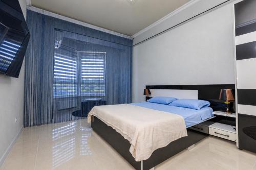 una camera da letto con un letto e una grande finestra di Lake in Park a Chişinău
