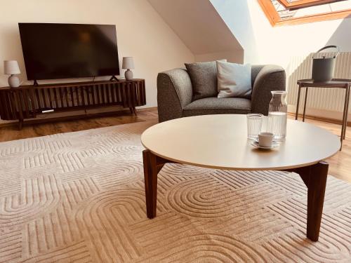 Modern 1BR plus sofabed apartment next to Metro U1 only 15min to City Center Vienna