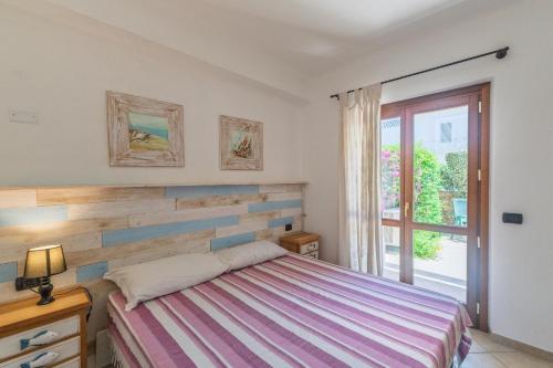 a bedroom with a bed and a window at Residence il Gabbiano in Palau