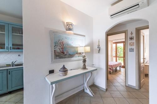 a kitchen with a table in the middle of a room at Residence il Gabbiano in Palau