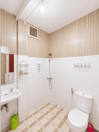 a bathroom with a toilet and a sink at Enny's Guest House in Malang