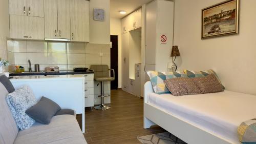 a living room with a couch and a kitchen at Neo3 in Veliko Gradište
